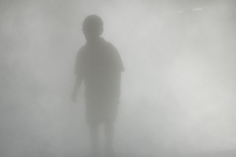 Kleiner Junge im Nebel