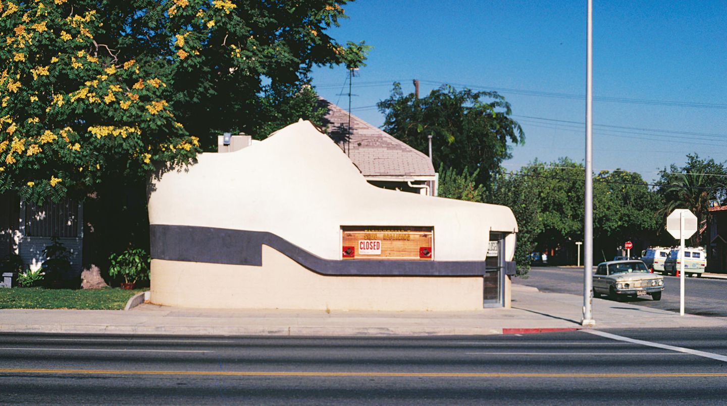 Schon von weitem zu erkennen: Hier: Bei Deschwanden’s Shoe Repair in der Chester Avenue in Bakersfield dreht sich alles um Schuhe - ein Foto aus dem Jahre 1985.