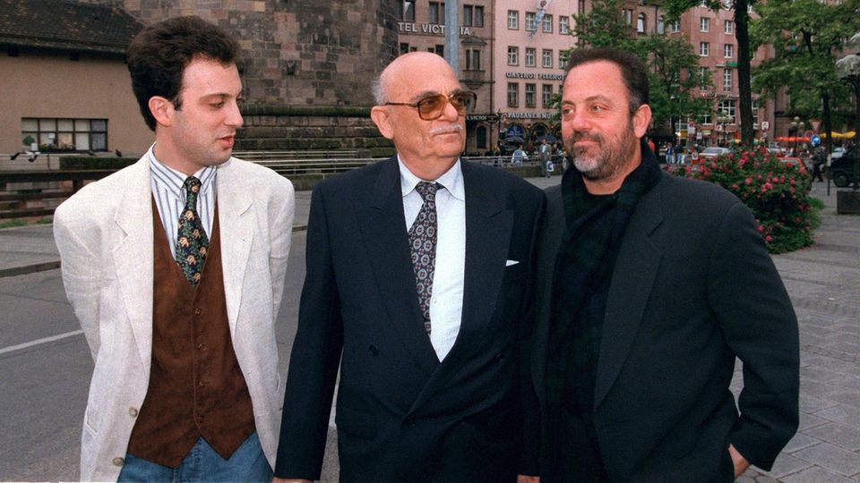 Familienbande: 1995 treffen sich Vater Helmut und Bruder Alexander (l.) mit Billy Joel (r.), der in Nürnberg ein Konzert gibt 