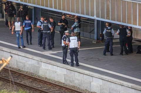 Polizisten sichern den Bahnhof in Flensburg