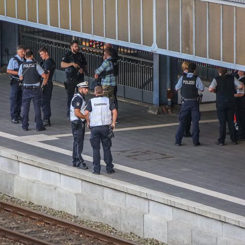 Polizisten sichern den Bahnhof in Flensburg