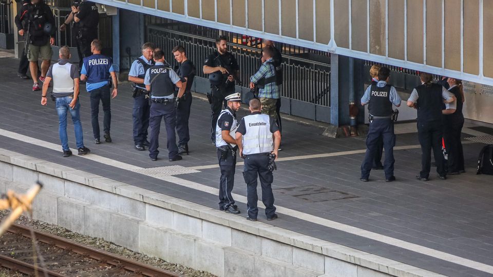 Polizisten sichern den Bahnhof in Flensburg Polizisten sichern den Bahnhof in Flensburg