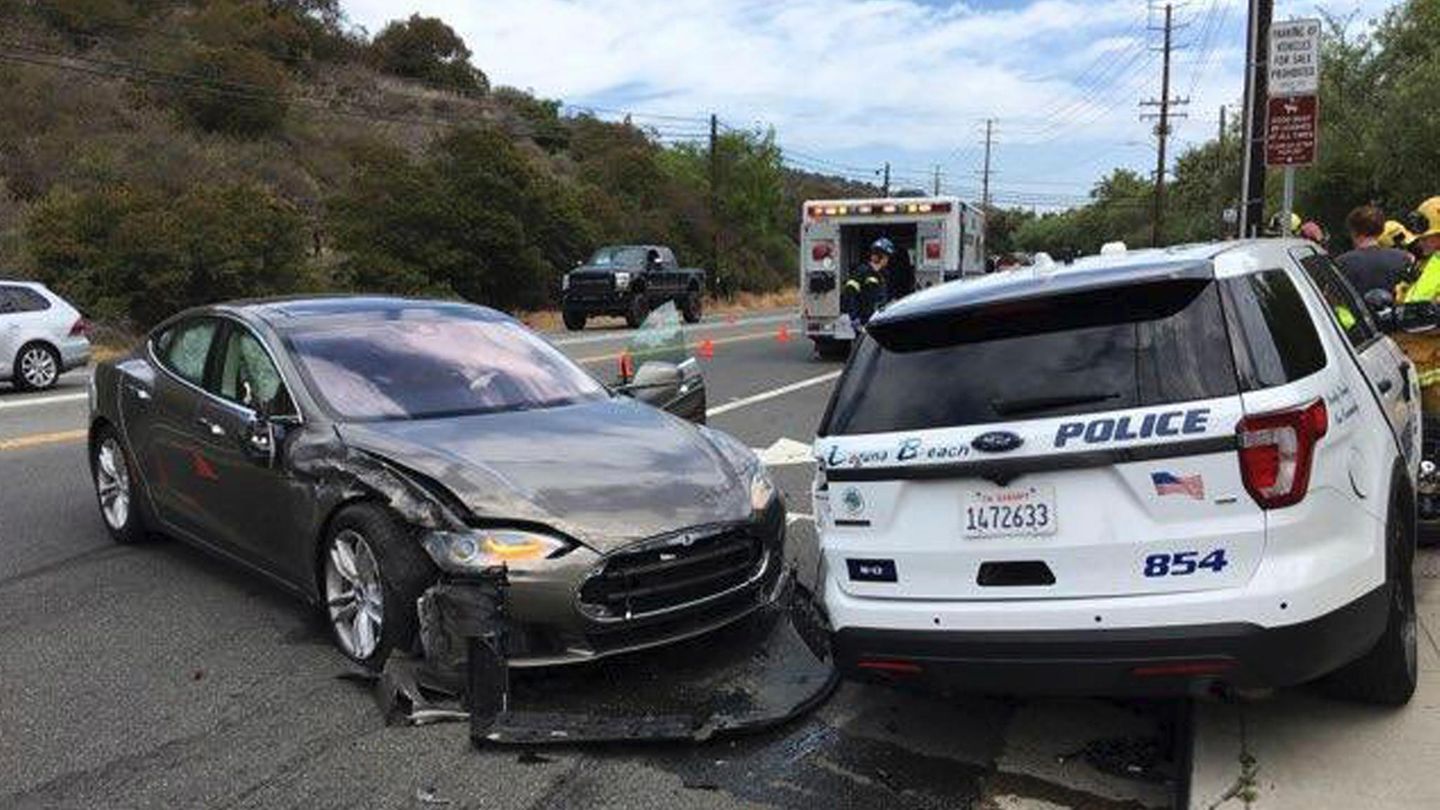 Der Tesla krachte mit eingeschaltetem Autopiloten in einen Streifenwagen der Polizei