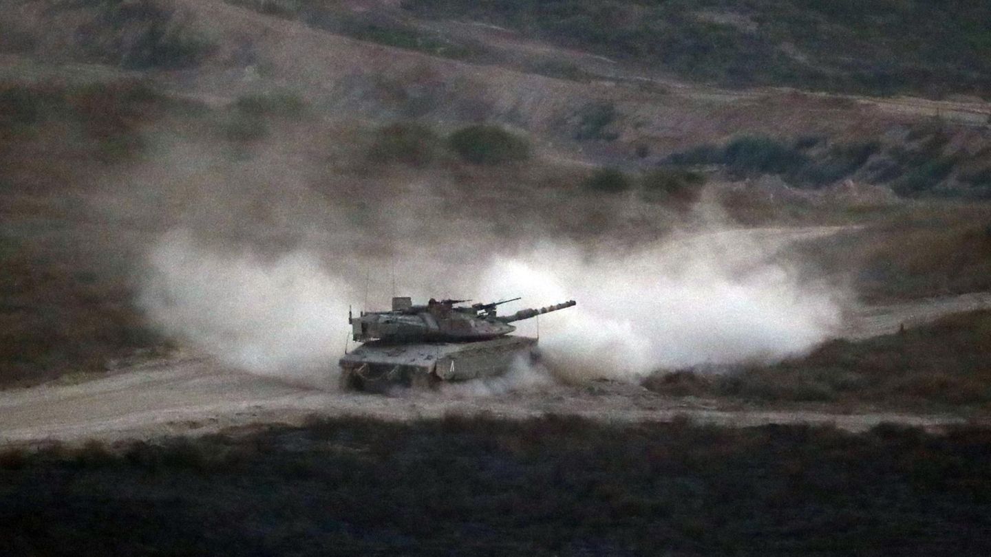 Israelischer Panzer patrouilliert an der Grenze zum Gazastreifen