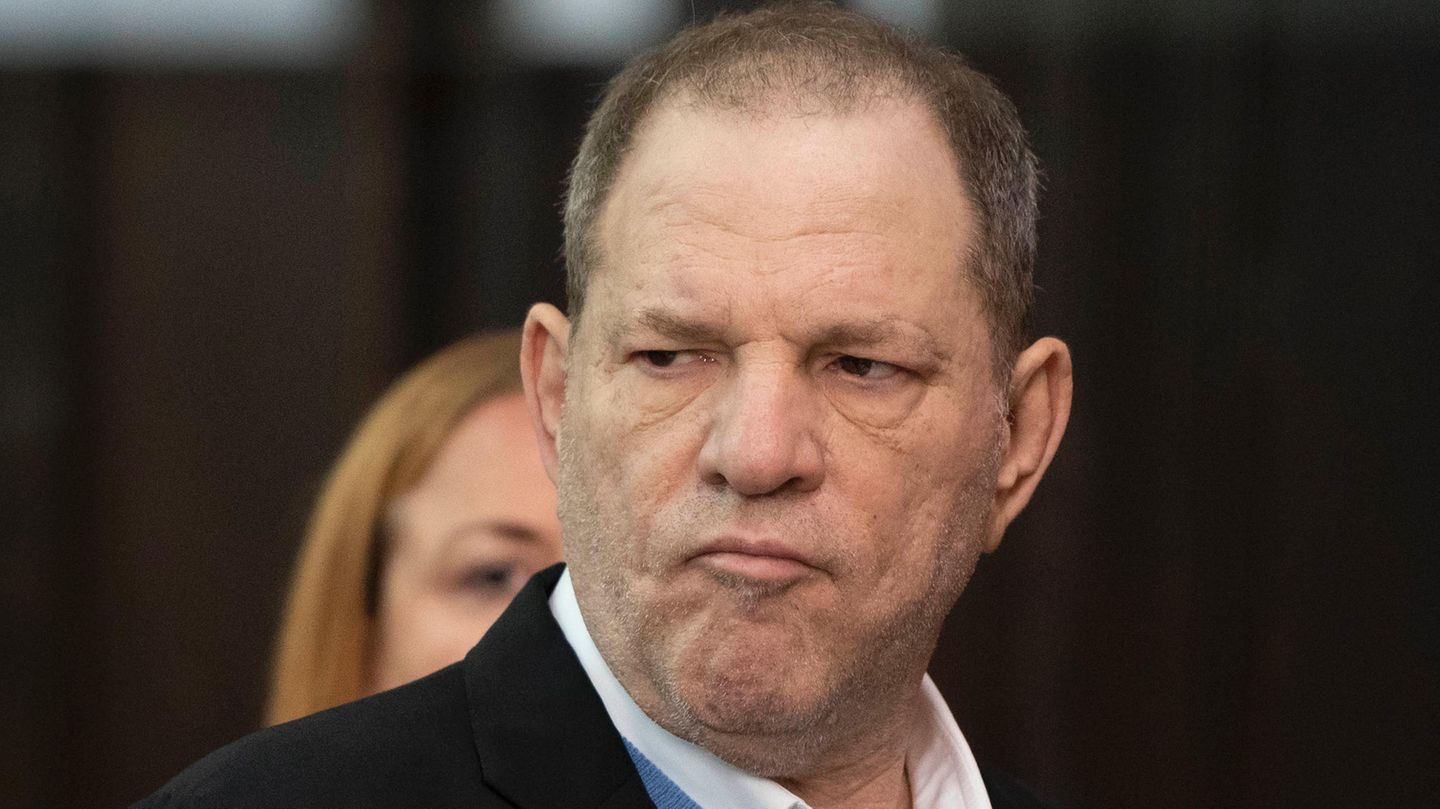 Harvey Weinstein wird wegen Vergewaltigung und weiterer sexueller Vergehen angeklagt 