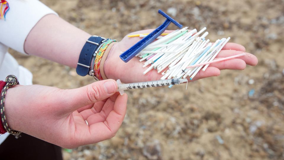 Abwasser-Probleme: Gesammelte Sanitärabfälle am Strand: Bei Regen sind die Klärwerke von Palma schnell überfordert und ungeklärte Abwässer fließen direkt ins Meer. Gesammelte Sanitärabfälle am Strand: Bei Regen sind die Klärwerke von Palma schnell überfordert und ungeklärte Abwässer fließen direkt ins Meer.