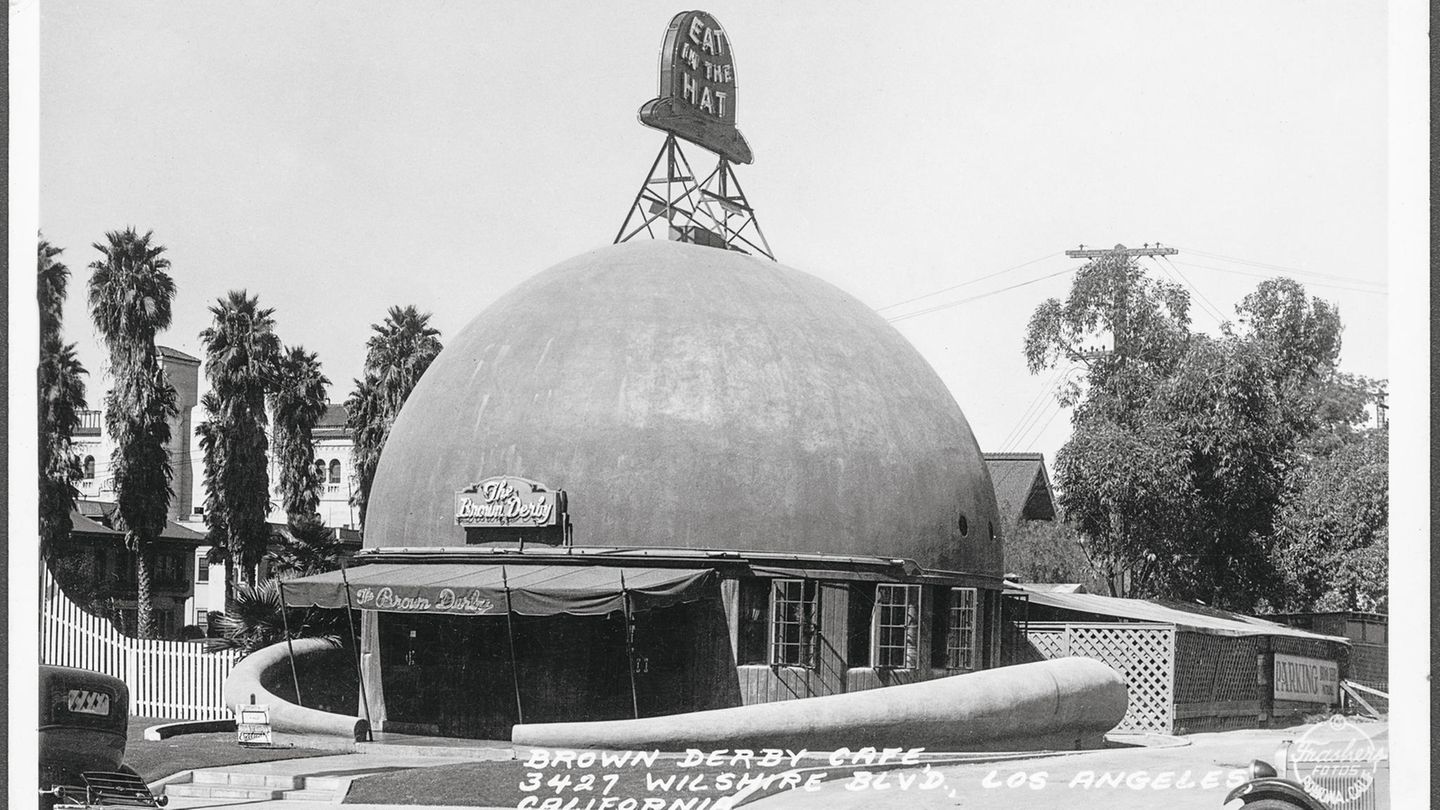 Kreisrunder Imbiss am Wilshire Boulevard in Form eines Herrenhutes: The Brown Derby eröffnete 1926 und wurde 1980 abgerissen.