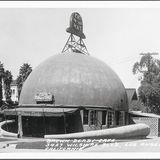 Kreisrunder Imbiss am Wilshire Boulevard in Form eines Herrenhutes: The Brown Derby eröffnete 1926 und wurde 1980 abgerissen.
