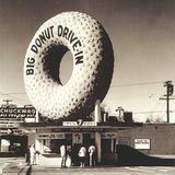 In der Nähe des internationalen Flughafens von Los Angeles steht bis heute in Inglewood diese Bäckerei mit dem überdimensionalen Donut auf dem Dach: Das Big Donut Drive-In heißt heute Randy's Donut - hier in einer Aufnahme von 1935.
