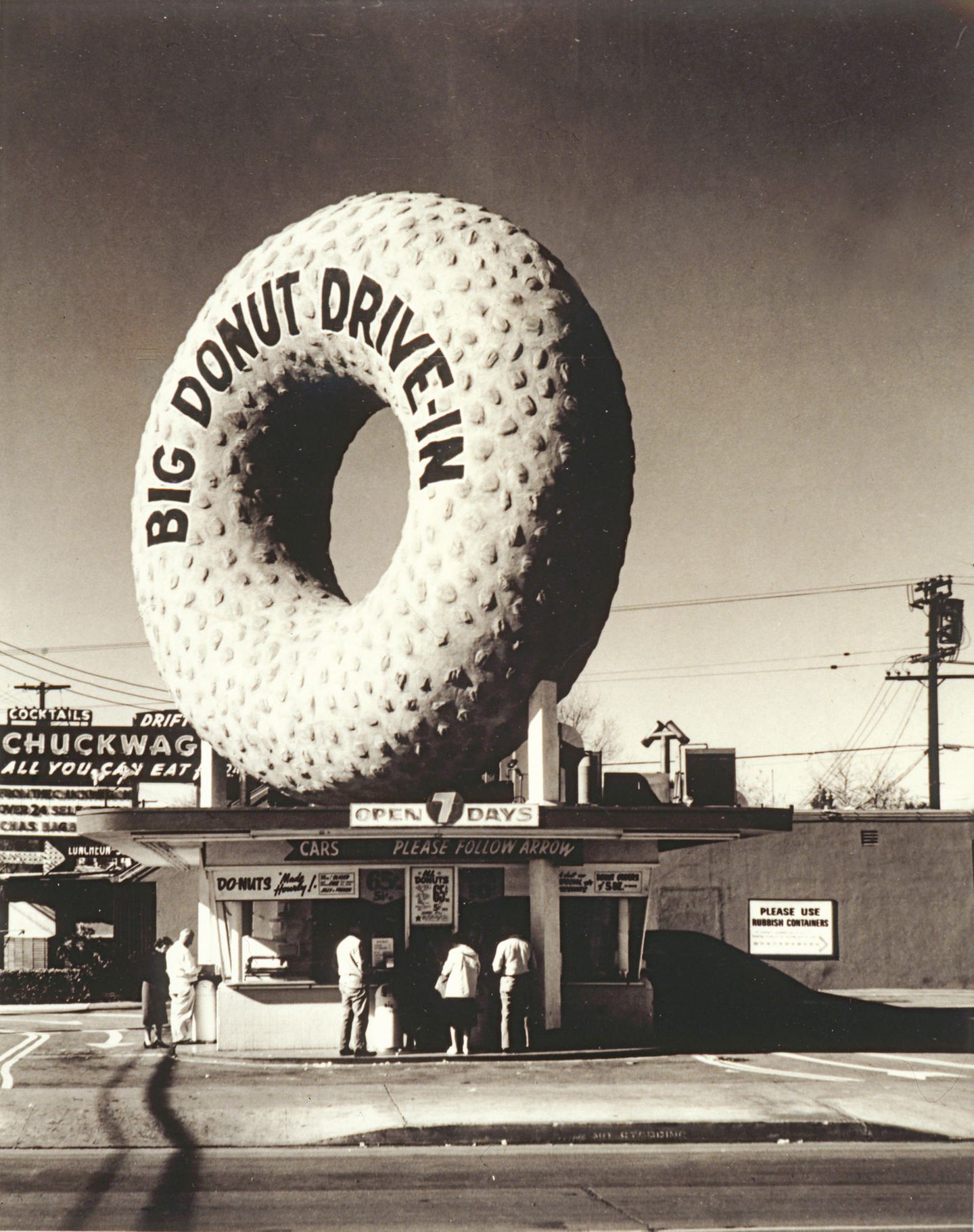 In der Nähe des internationalen Flughafens von Los Angeles steht bis heute in Inglewood diese Bäckerei mit dem überdimensionalen Donut auf dem Dach: Das Big Donut Drive-In heißt heute Randy's Donut - hier in einer Aufnahme von 1935.