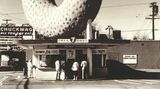 In der Nähe des internationalen Flughafens von Los Angeles steht bis heute in Inglewood diese Bäckerei mit dem überdimensionalen Donut auf dem Dach: Das Big Donut Drive-In heißt heute Randy's Donut - hier in einer Aufnahme von 1935.