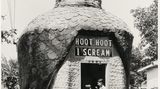 Abkühlung mit Getränken und Eiscreme 1932 unter den Fittichen einer Eule: Das Hoot Hoot I Scream am Valley Boulevard im San Gabriel Valley östlich von Los Angeles.