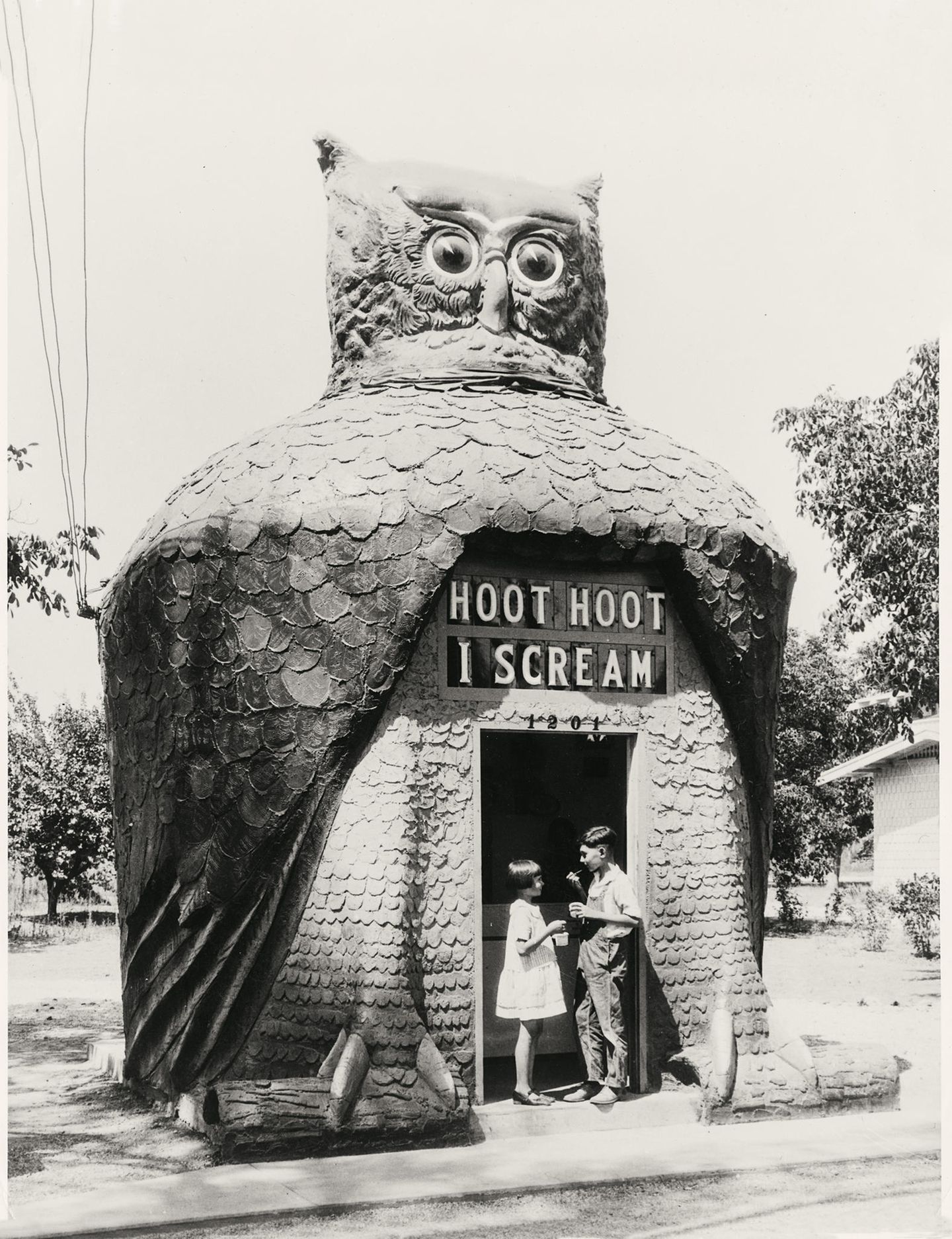 Abkühlung mit Getränken und Eiscreme 1932 unter den Fittichen einer Eule: Das Hoot Hoot I Scream am Valley Boulevard im San Gabriel Valley östlich von Los Angeles.