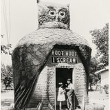Abkühlung mit Getränken und Eiscreme 1932 unter den Fittichen einer Eule: Das Hoot Hoot I Scream am Valley Boulevard im San Gabriel Valley östlich von Los Angeles.