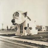 Im strandnahen Stadtteil Venice sorgte 1930 dieser einsame Hund für Aufmerksamkeit, um Autofahren zum Bremsen und einer Pause im Pup Café zu animieren.