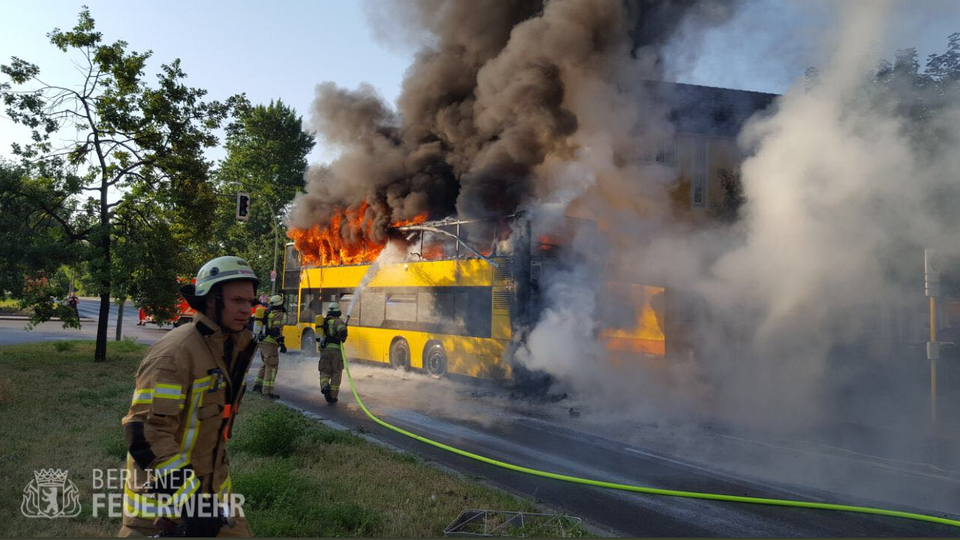 Feuerwehr löscht in Flammen stehenden BVG-Bus in Berlin