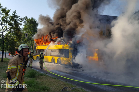 Feuerwehr löscht in Flammen stehenden BVG-Bus in Berlin