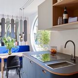 Die runden Seitenfenster werten die Metallkiste enorm auf.