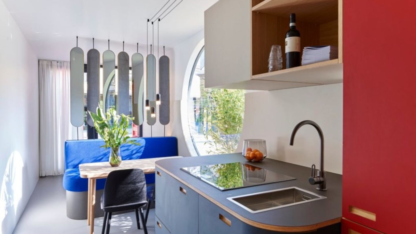 Die runden Seitenfenster werten die Metallkiste enorm auf.