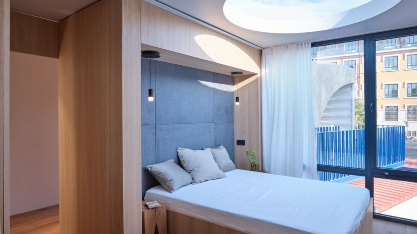 Interessant sind die runden Lichtdurchlässe an den Seiten und auf dem Dach.