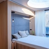 Interessant sind die runden Lichtdurchlässe an den Seiten und auf dem Dach.