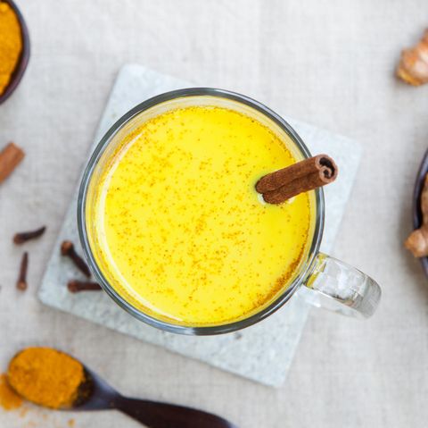 Ein Glas mit goldener Milch