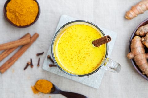 Ein Glas mit goldener Milch