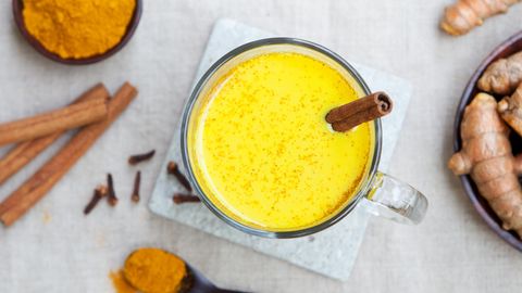 Ein Glas mit goldener Milch