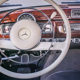 das hölzerne Cockpit des Mercedes 300 d Cabriolet