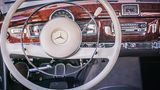 das hölzerne Cockpit des Mercedes 300 d Cabriolet