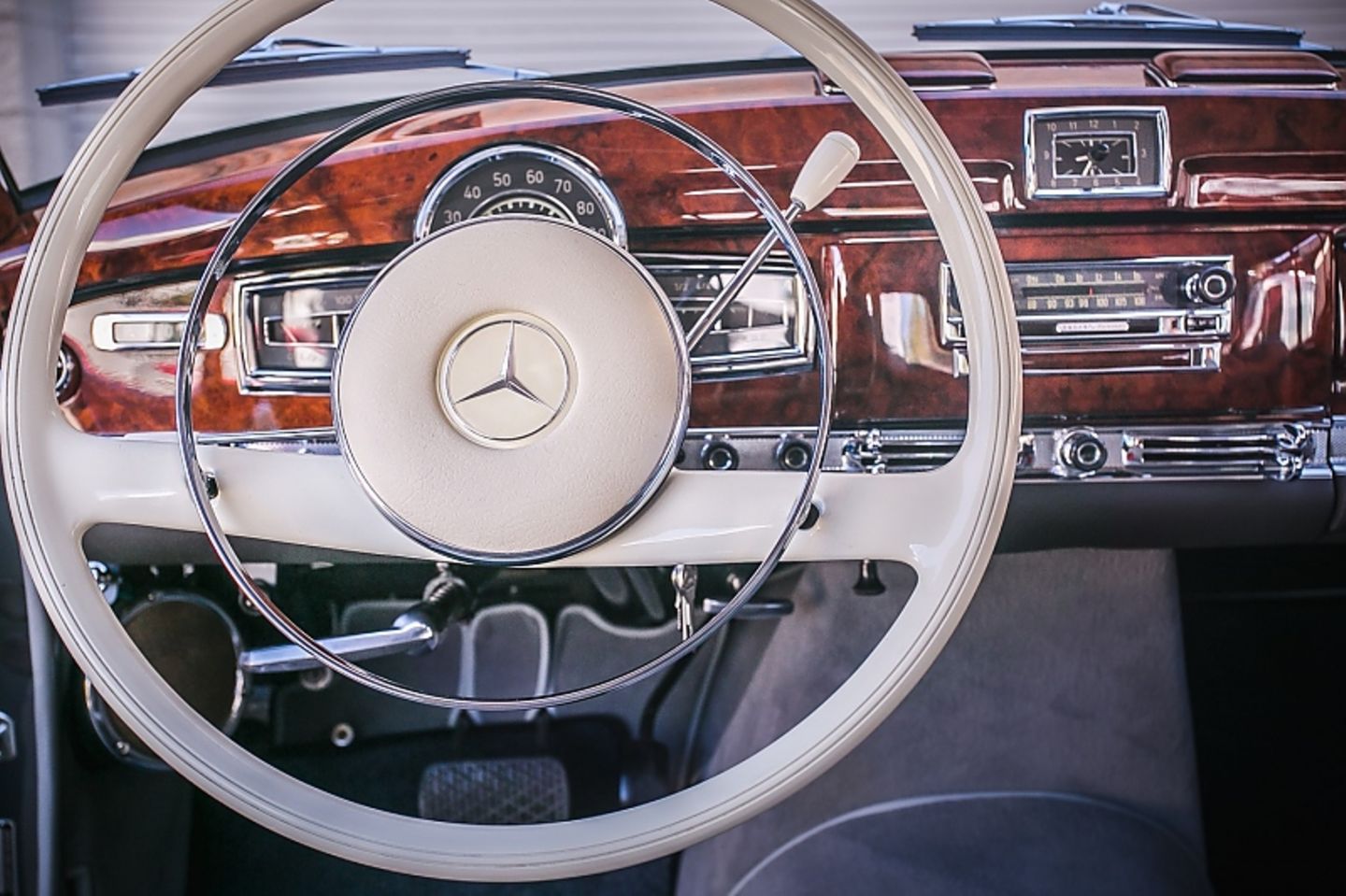 das hölzerne Cockpit des Mercedes 300 d Cabriolet