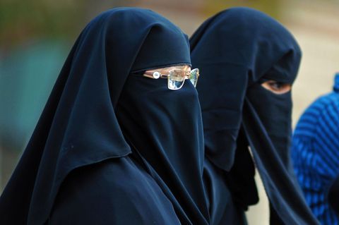 Muslimische Frauen im Niqab - ein Magazin von al Kaida gibt Tipps für das schöne Heim