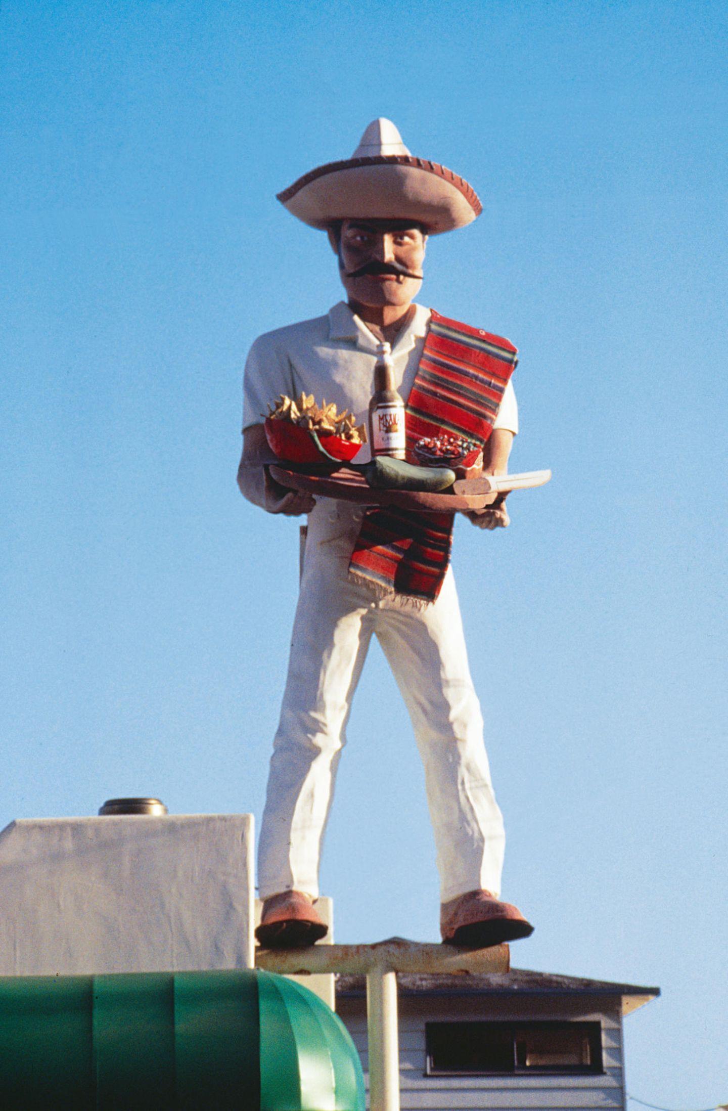 Diese Figur auf dem Dach des La Salsa Man warb 1988 für mexikanisches Essen. Heute ist das Restaurant am Pacific Coast Highway in Malibu geschlossen und sucht einen neuen Besitzer.