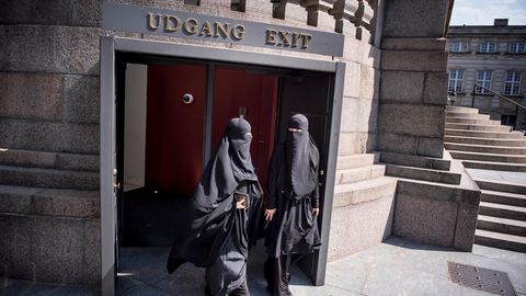 Nikap-tragende Frauen verlassen Dänemarks Parlament in Kopenhagen