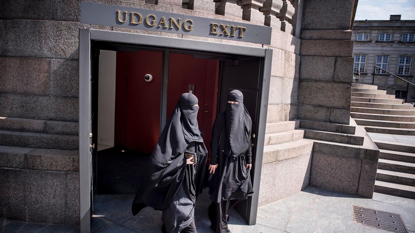 Nikap-tragende Frauen verlassen Dänemarks Parlament in Kopenhagen