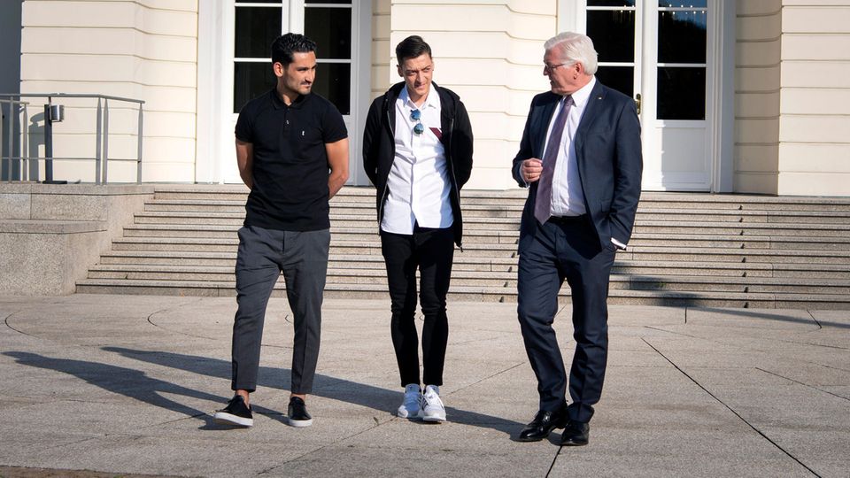 Deutscher Mittelfeld-Star: Auf Präsidenten Tour: Vergangenen Samstag besuchte Gündoğan zusammen mit Mesut Özil (M.) das deutsche Staatsoberhaupt Frank Walter Steinmeier Auf Präsidenten Tour: Vergangenen Samstag besuchte Gündoğan zusammen mit Mesut Özil (M.) das deutsche Staatsoberhaupt Frank Walter Steinmeier