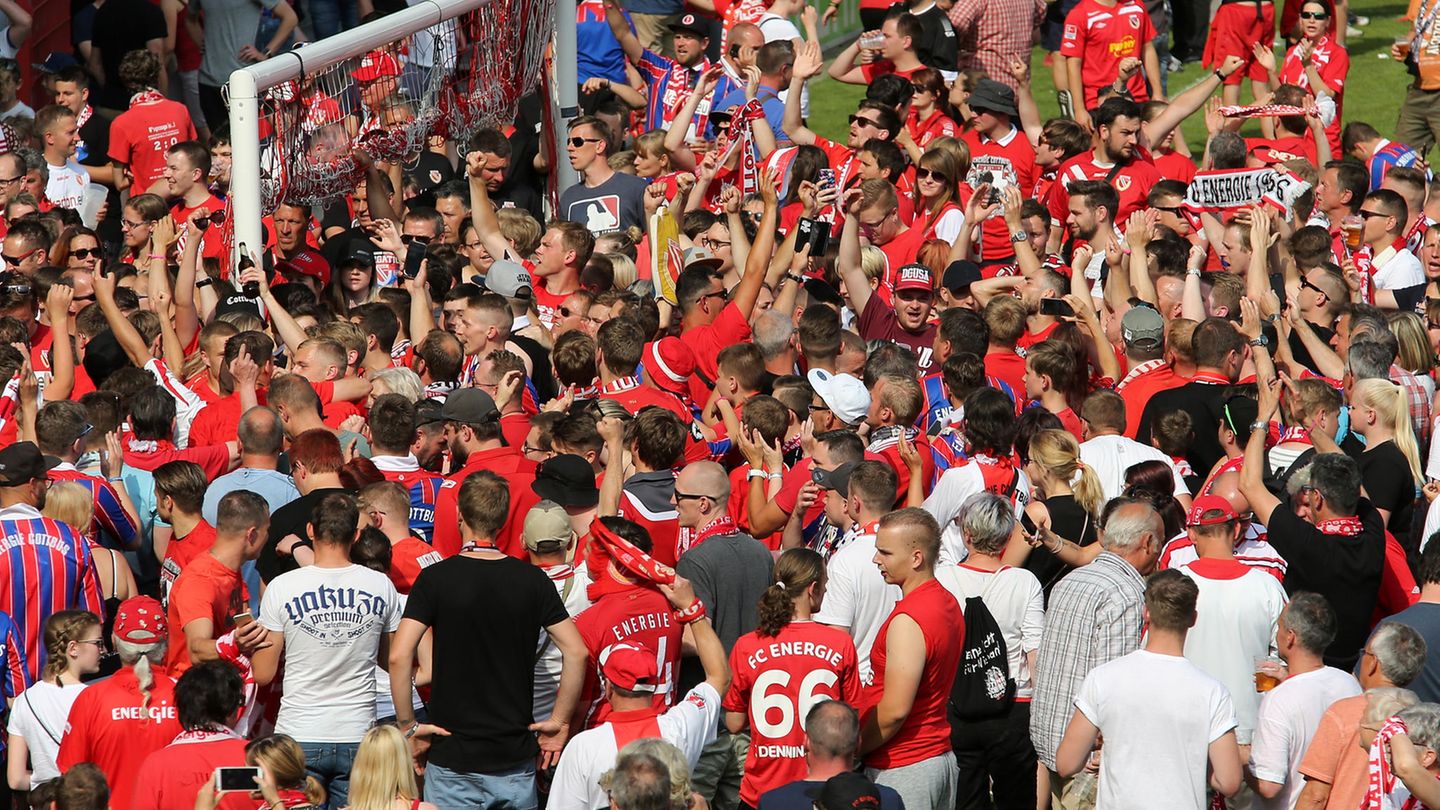 Fans von Energie Cottbus feiern nach dem Aufstieg