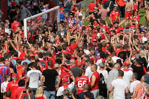 Fans von Energie Cottbus feiern nach dem Aufstieg