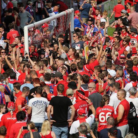 Fans von Energie Cottbus feiern nach dem Aufstieg