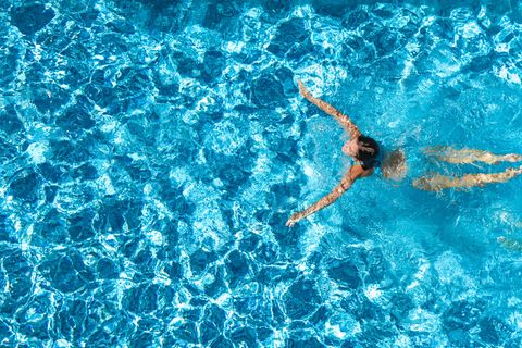 Schwimmbad riecht nach Chlor: Eine Frau schwimmt in einem Pool