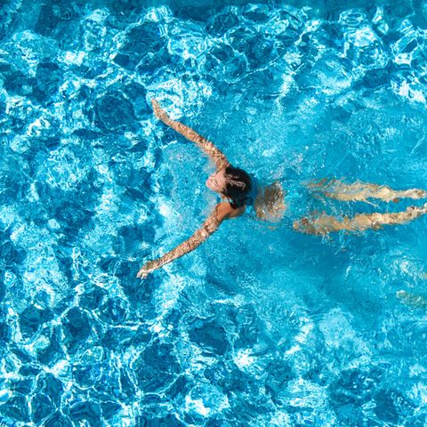 Schwimmbad riecht nach Chlor: Eine Frau schwimmt in einem Pool