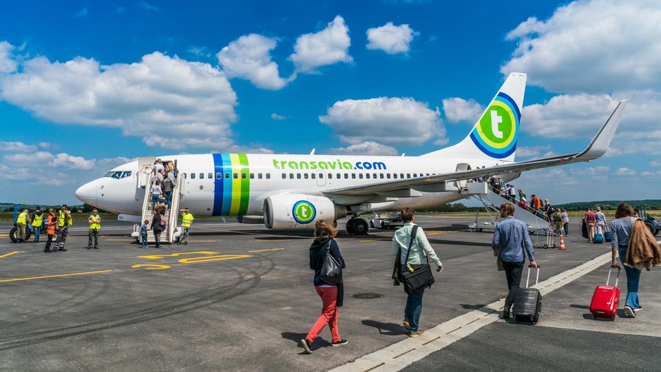 Eine Boeing 737 des niederländischen Billigfliegers Transavia, die am 29. Mai auf dem Weg nach Amsterdam in Faro landen musste, um einen Passagier aussteigen zu lassen.