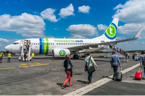 Eine Boeing 737 des niederländischen Billigfliegers Transavia, die am 29. Mai auf dem Weg nach Amsterdam in Faro landen musste, um einen Passagier aussteigen zu lassen.