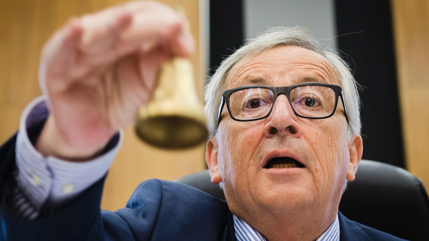 EU-Kommissionschef Jean-Claude Juncker läutet eine Glocke - Er belehrt die Italiener und handelt sich Ärger ein