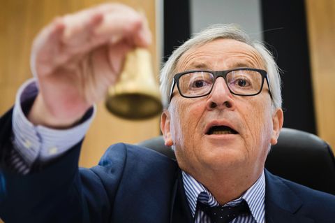 EU-Kommissionschef Jean-Claude Juncker läutet eine Glocke - Er belehrt die Italiener und handelt sich Ärger ein
