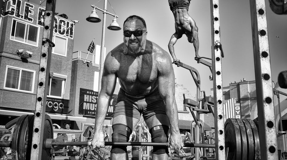Venice Beach Der Fotograf Dotan Saguy hat drei Jahre lang das Leben am Venice Beach in Los Angeles dokumentiert. In dem vorliegenden Bildband stellt er einige der Menschen vor, die er in dieser Zeit kennengelernt hat. Da ist zum Beispiel der bekannte österreichische Athlet Ike Catcher, der im Hintergrund seinen Astralkörper in die Lüfte stemmt, während vorne ein Gewichtheber schwere Eisen stemmt. Diese Aufnahme stammt vom weltberühmten Muscle Beach: Es ist der Ort, an dem in den 1930er Jahren der Fitness-Boom entstand, der Menschen aus aller Welt anzog und eine einzigartige Mischung aus Bodybuildung und Akrobatik schuf.