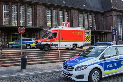 Ein Krankenwagen vor dem Flensburger Bahnhof
