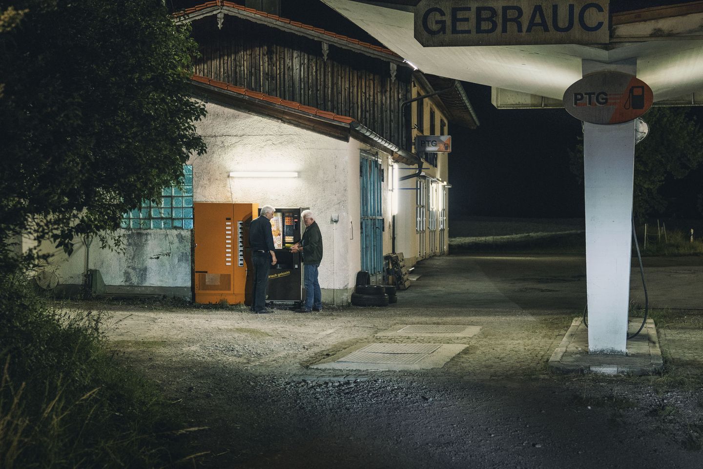 In dem Dorf gibt es nachts nichts mehr zu essen. Kein Restaurant, nicht einmal eine Tanke hat geöffnet. So sehen sich die beiden Ermittler gezwungen, eine Bratwurst aus dem Automaten zu verzehren.