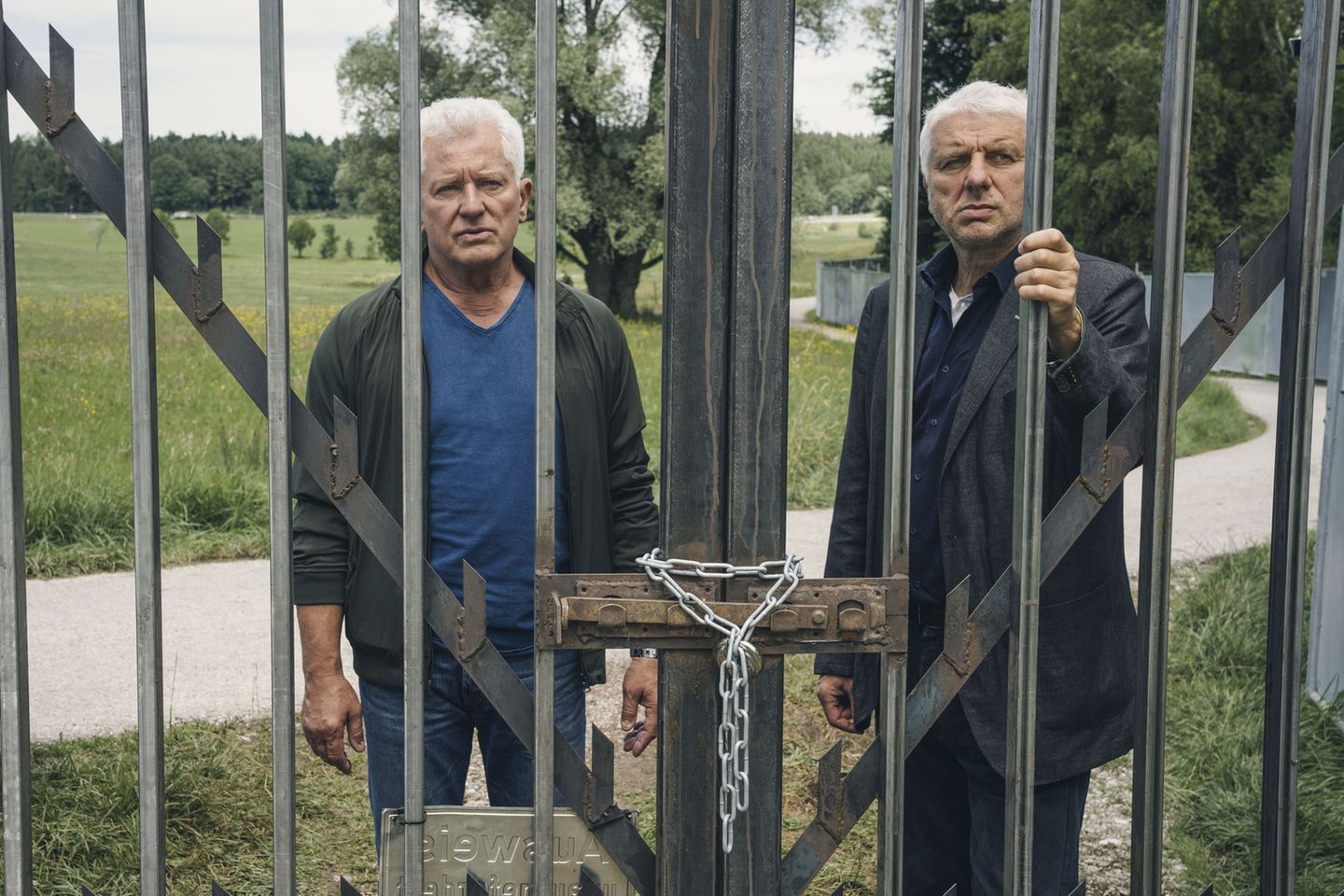 Denn der Tote lebte zuletzt in einem niederbayrischen Dorf. Dort hat er sich einer Gruppe von Reichsbürgern angeschlossen und wollte einen eigenen Staat errichten. Die Kommissare Ivo Batic (Miroslav Nemec) und Franz Leitmayr (Udo Wachtveitl) möchten mit anderen Mitgliedern der Gruppe sprechen. Dafür sind sie drei Stunden Auto gefahren. Doch sie stehen vor einem verschlossenen Tor und bekommen keinen Zutritt.