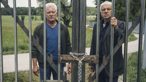 Denn der Tote lebte zuletzt in einem niederbayrischen Dorf. Dort hat er sich einer Gruppe von Reichsbürgern angeschlossen und wollte einen eigenen Staat errichten. Die Kommissare Ivo Batic (Miroslav Nemec) und Franz Leitmayr (Udo Wachtveitl) möchten mit anderen Mitgliedern der Gruppe sprechen. Dafür sind sie drei Stunden Auto gefahren. Doch sie stehen vor einem verschlossenen Tor und bekommen keinen Zutritt.